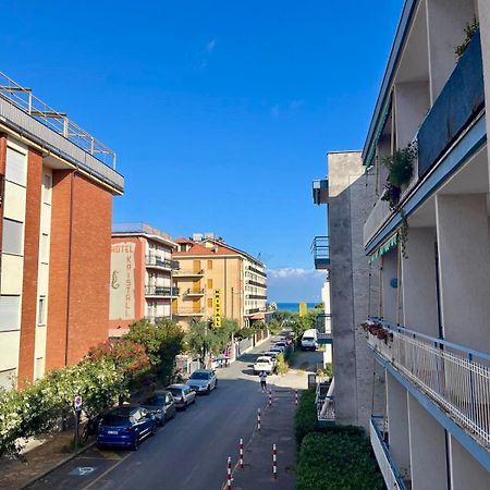 Appartamento A 100 Mt Dalla Spiaggia Диано Марина Екстериор снимка
